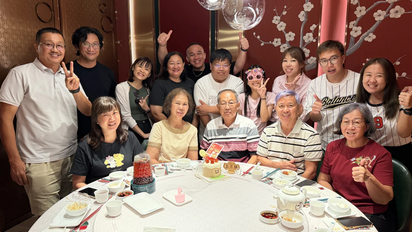 悦华旅行餐叙合影