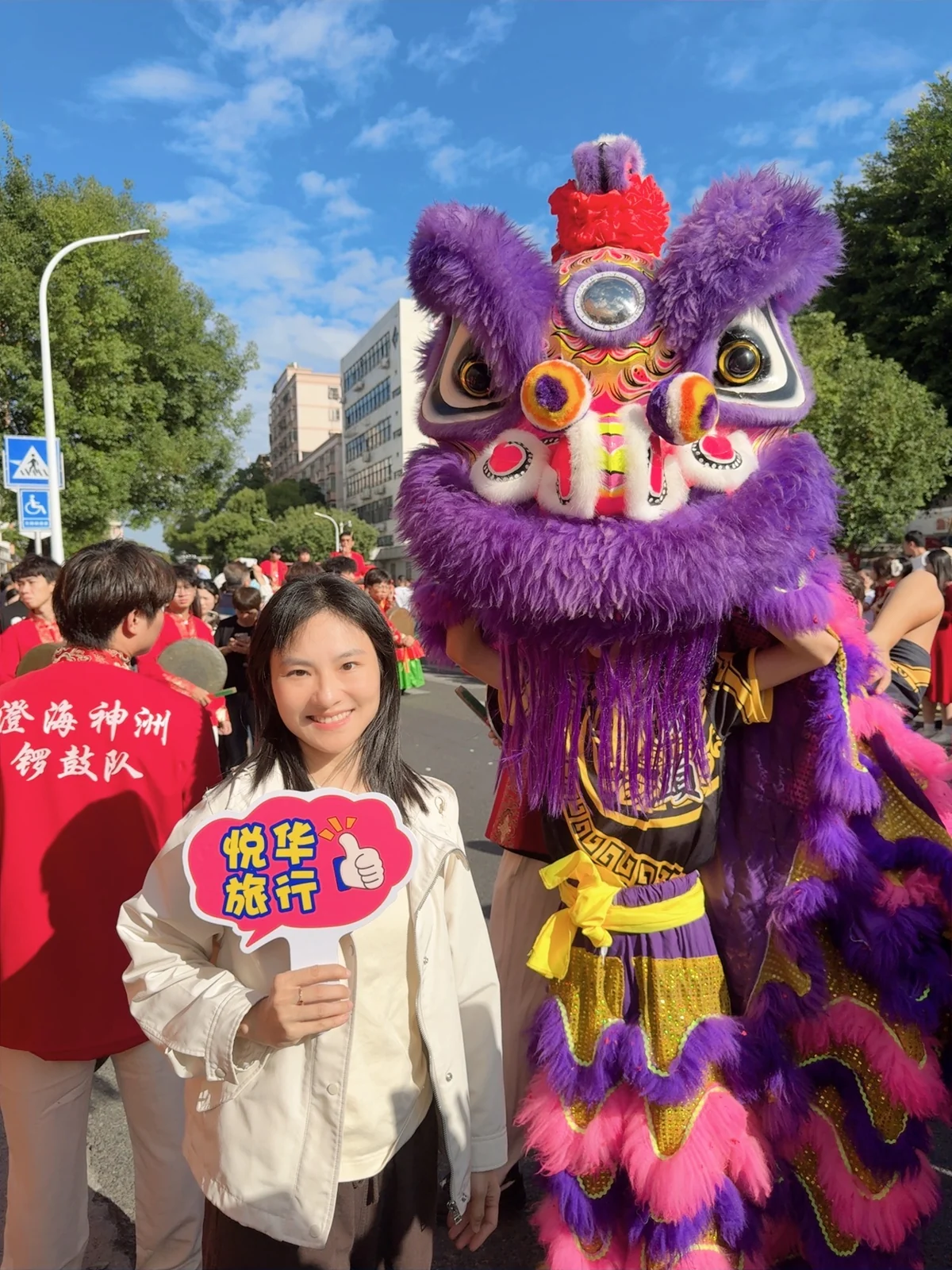 悦华团队在醒狮活动现场的工作照